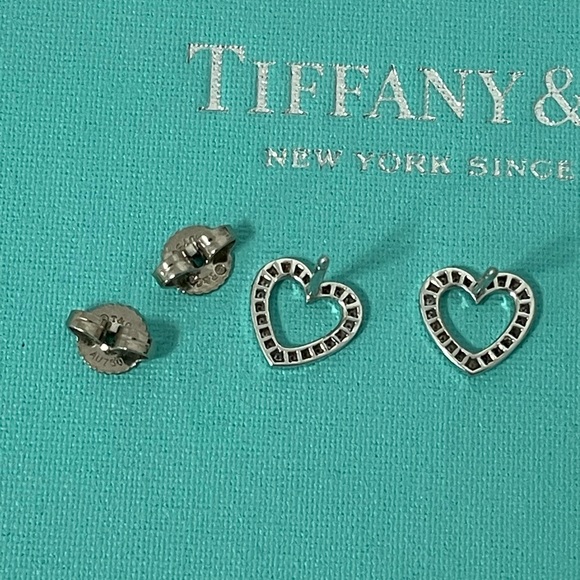 ❌SOLD❌Tiffany white gold diamond metro heart earrings - Picture 5 of 10